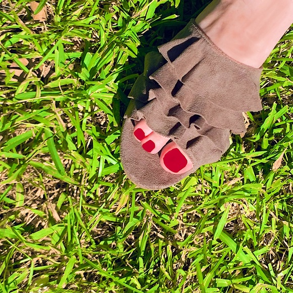 ๐So_StylishยปButtery_Soft Taupe Suede Ruffles Open-Toe Mules w/Low Block Heels - Picture 5 of 16